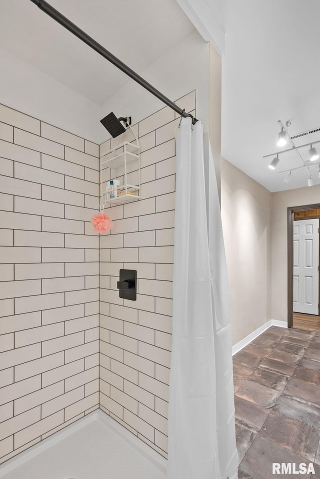 17 Wildwood Trl, Bettendorf, IA 52722 - bathroom with a tile shower and baseboards
