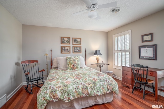 2806 E 42nd Ct, Davenport, IA 52807 - bedroom with wood finished floors, a textured ceiling, and a ceiling fan