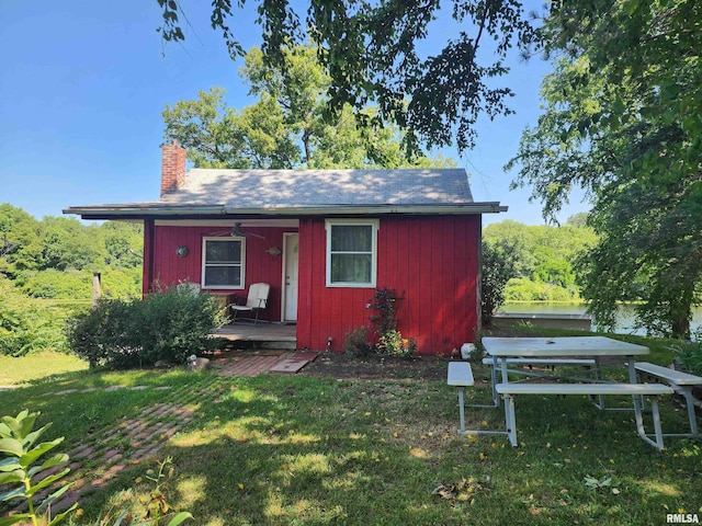 32 Crescent Lk, Alpha, IL 61413 - view of front of home with a chimney, a front lawn, and a ceiling fan