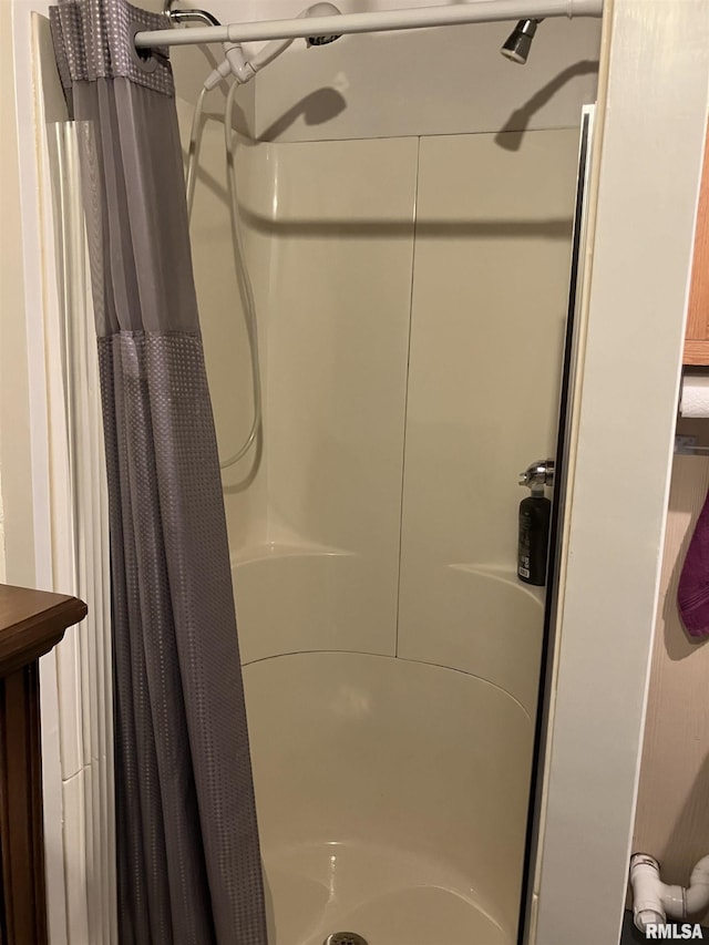 420 E Garfield St, Kewanee, IL 61443 - bathroom with a shower with shower curtain