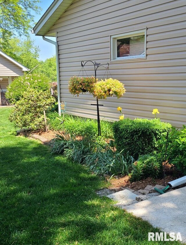 420 E Garfield St, Kewanee, IL 61443 - view of side of home with a lawn