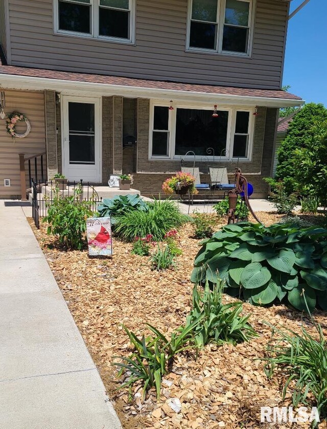420 E Garfield St, Kewanee, IL 61443 - entrance to property with covered porch