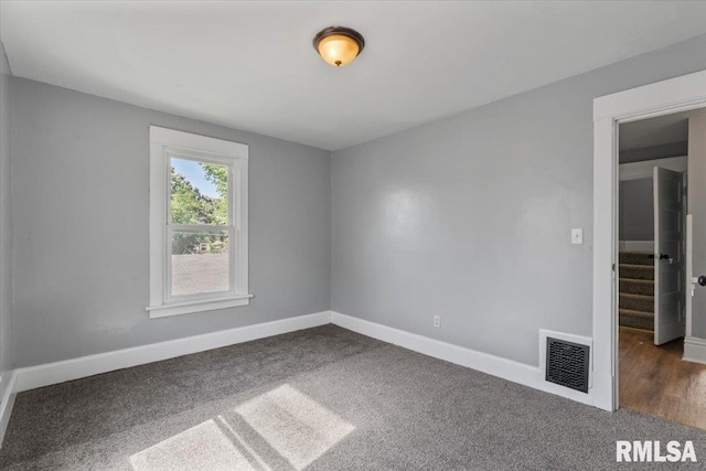 812 W 16th St, Davenport, IA 52804 - empty room featuring carpet floors and baseboards