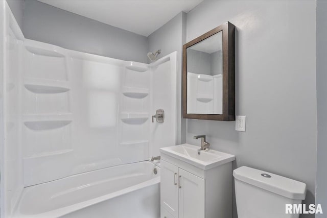 812 W 16th St, Davenport, IA 52804 - bathroom with vanity and bathing tub / shower combination