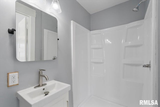 812 W 16th St, Davenport, IA 52804 - full bath featuring a shower and vanity