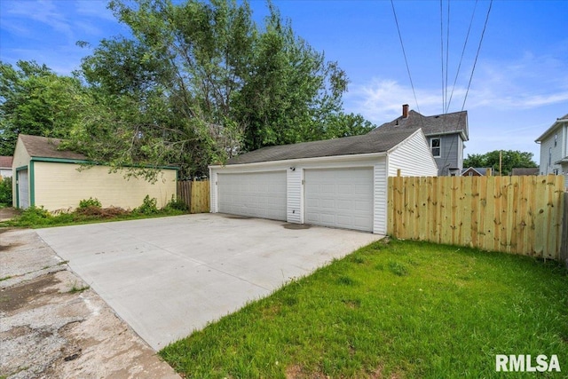 812 W 16th St, Davenport, IA 52804 - view of detached garage