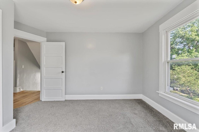 812 W 16th St, Davenport, IA 52804 - carpeted empty room featuring baseboards