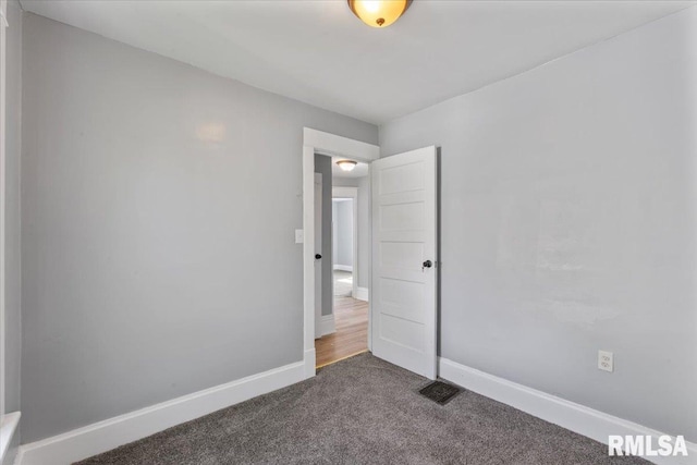 812 W 16th St, Davenport, IA 52804 - empty room with dark colored carpet and baseboards