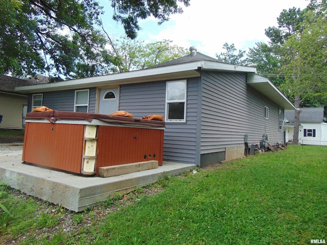 1306 Newton Ave, Johnston City, IL 62959 - back of house featuring a yard