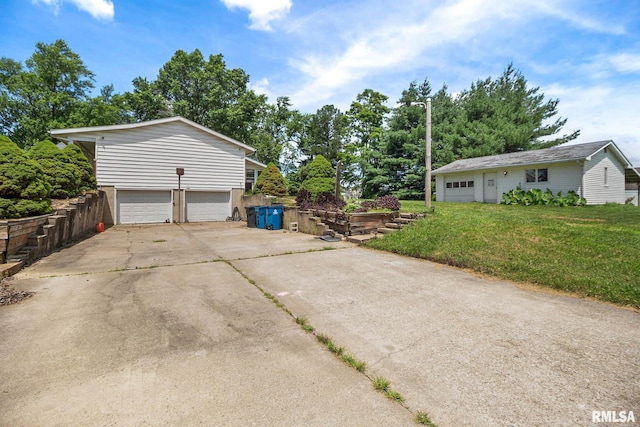 1406 Golf Course Rd, Marion, IL 62959 - view of side of property featuring a yard, a garage, and concrete driveway