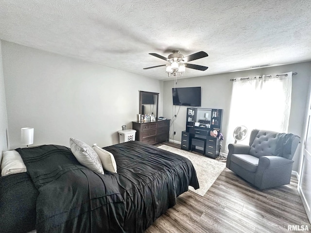 1612 N Garfield St, Marion, IL 62959 - bedroom featuring wood finished floors, ceiling fan, and a textured ceiling