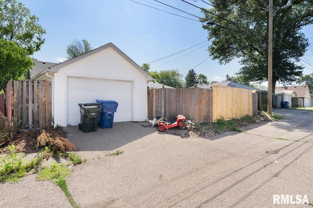 2506 N Howell St, Davenport, IA 52804 - detached garage featuring driveway
