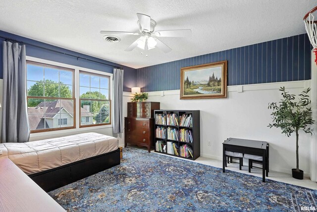 1200 Bridgeview Place, Le Claire, IA 52753 - carpeted bedroom featuring a textured ceiling and a ceiling fan