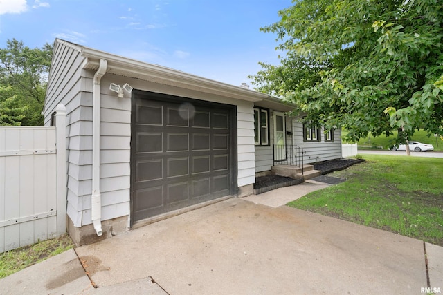 612 Waverly Rd, Davenport, IA 52804 - garage featuring driveway