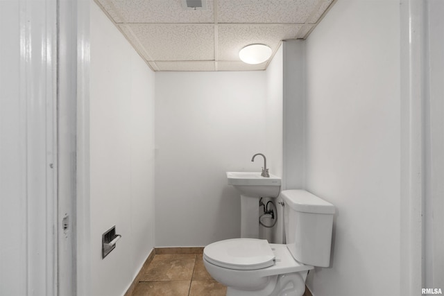 612 Waverly Rd, Davenport, IA 52804 - bathroom with toilet and a paneled ceiling