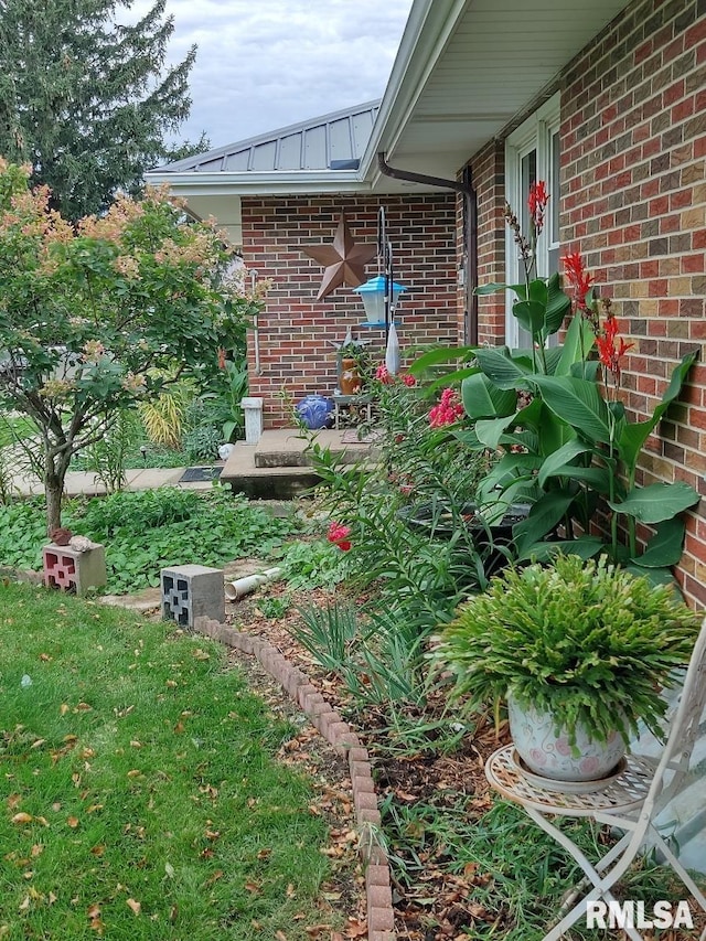 206 E 13th St, Tipton, IA 52772 - view of yard