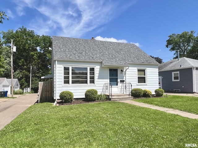 1130 53rd St, Moline, IL 61265 - view of front of home with a shingled roof and a front lawn