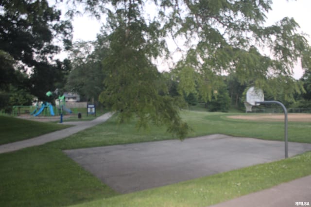 3119 15th St Unit C, Moline, IL 61265 - surrounding community with community basketball court and a yard