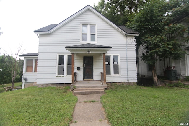 1116 Arlington Ave, Davenport, IA 52803 - bungalow-style house featuring a shingled roof and a front lawn