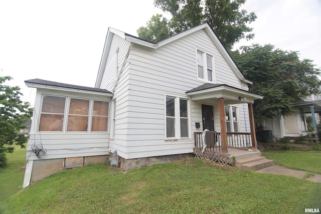 1116 Arlington Ave, Davenport, IA 52803 - view of front of property with a front lawn