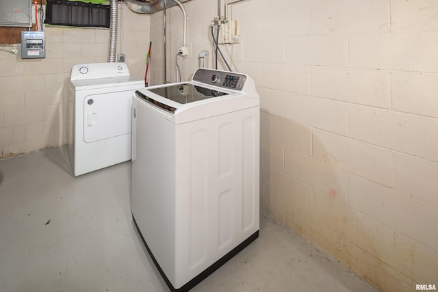 419 50th St, Moline, IL 61265 - washroom featuring washer and clothes dryer