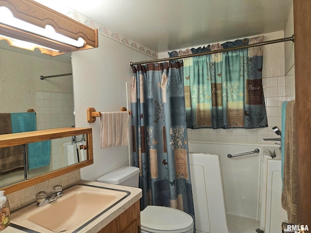 509 W 9th St, Tipton, IA 52772 - full bath with vanity and curtained shower