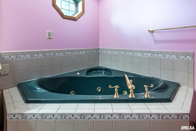 10415 Chayla Rd, Marion, IL 62959 - full bath with a whirlpool tub