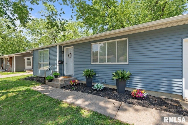 3518 W Garfield St, Davenport, IA 52804 - single story home with a front yard
