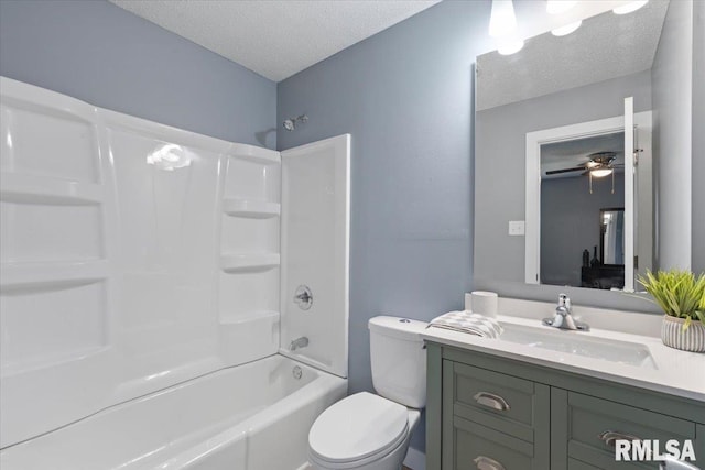 3518 W Garfield St, Davenport, IA 52804 - full bath featuring a textured ceiling, vanity, washtub / shower combination, and ceiling fan