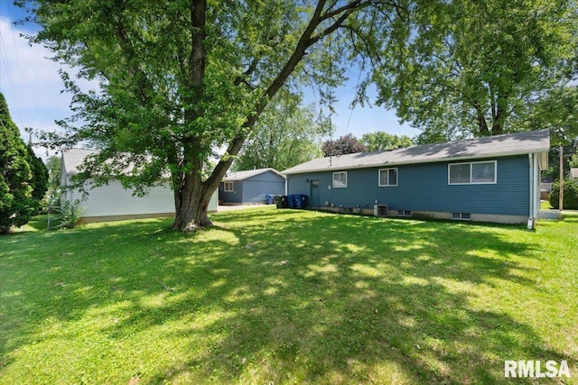 3518 W Garfield St, Davenport, IA 52804 - rear view of property featuring a yard