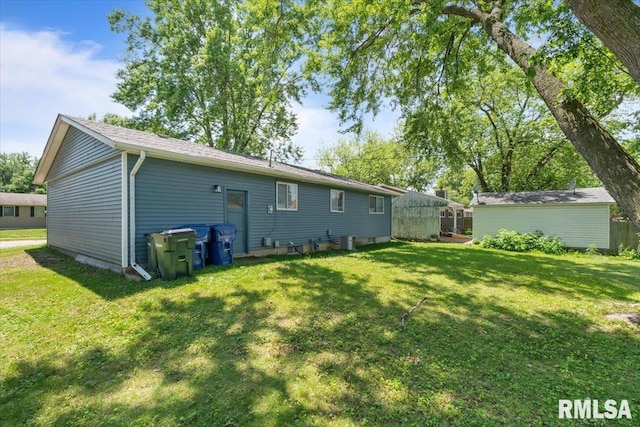 3518 W Garfield St, Davenport, IA 52804 - rear view of house featuring a yard
