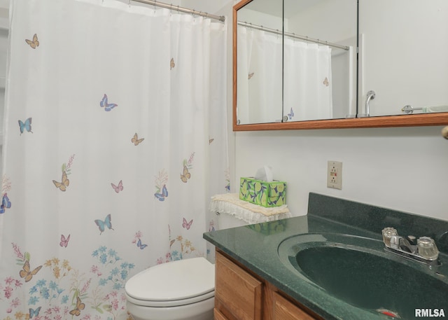 3536 W Hayes St, Davenport, IA 52804 - bathroom with vanity and curtained shower
