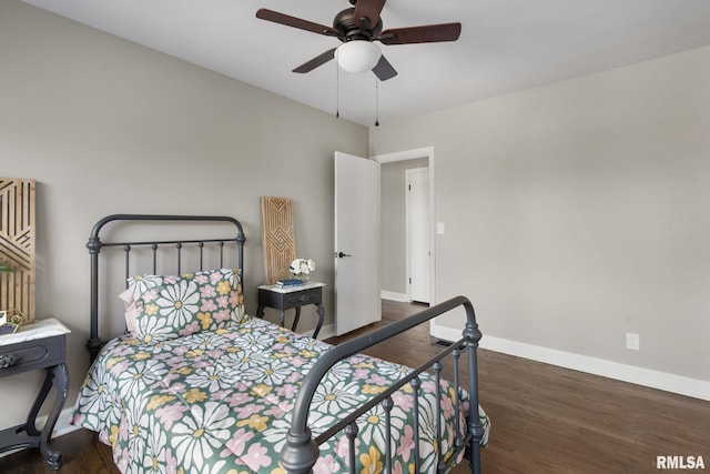 922 W Lombard St, Davenport, IA 52804 - bedroom featuring wood finished floors and ceiling fan