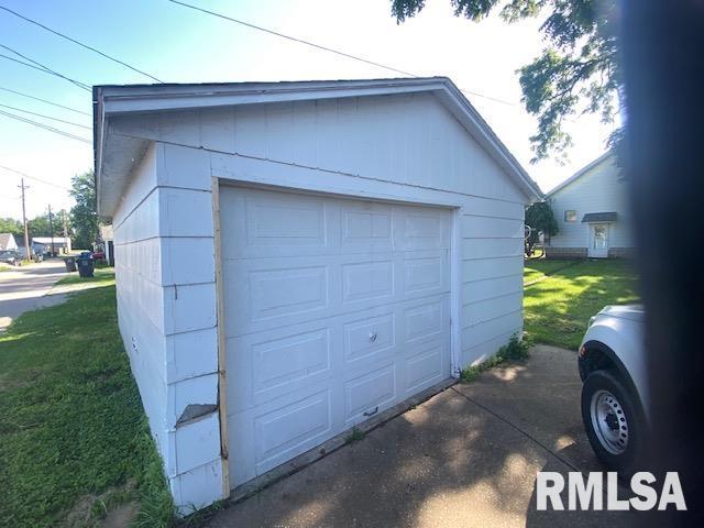 255 44th St, Moline, IL 61265 - photo 4