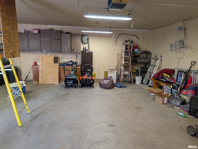 1507 N Lincoln Ave, Davenport, IA 52804 - garage featuring a garage door opener