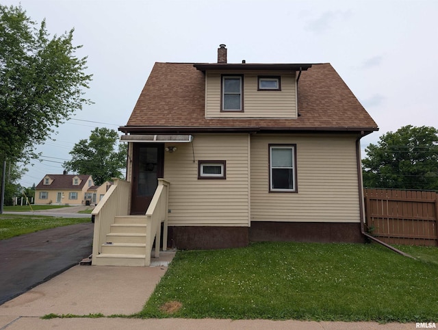 1507 N Lincoln Ave, Davenport, IA 52804 - view of front of property featuring a chimney and roof with shingles