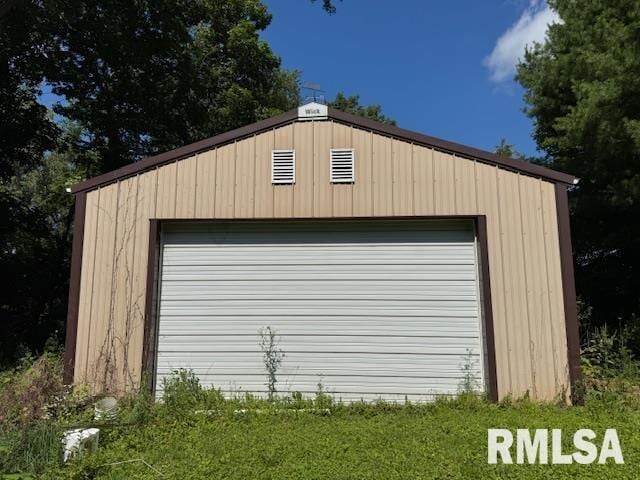4581 180th St, Clinton, IA 52732 - view of detached garage
