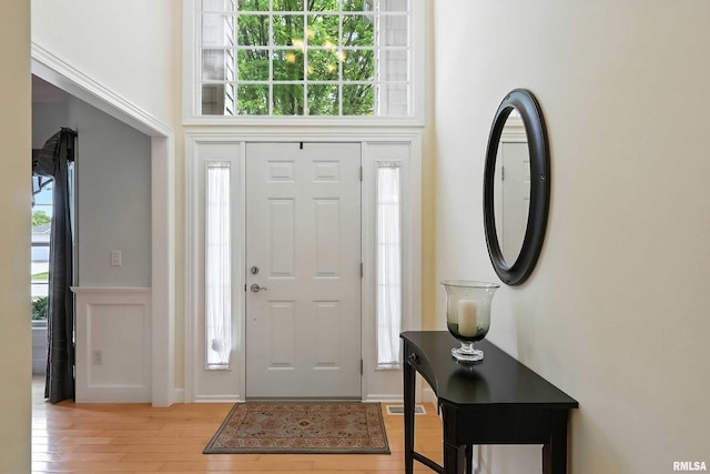 905 Bridgeview Place, Le Claire, IA 52753 - entryway featuring light wood-style floors