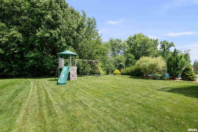 5727 Charlie Chase Ln, Bettendorf, IA 52722 - view of green lawn