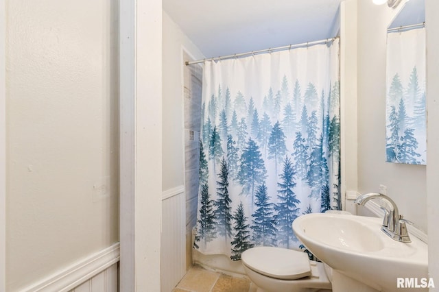 1808 E 12th St, Davenport, IA 52803 - bathroom with curtained shower