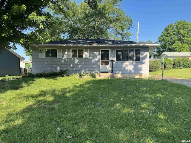 2938 Summit Hills Ct, Bettendorf, IA 52722 - view of front of home with a front yard