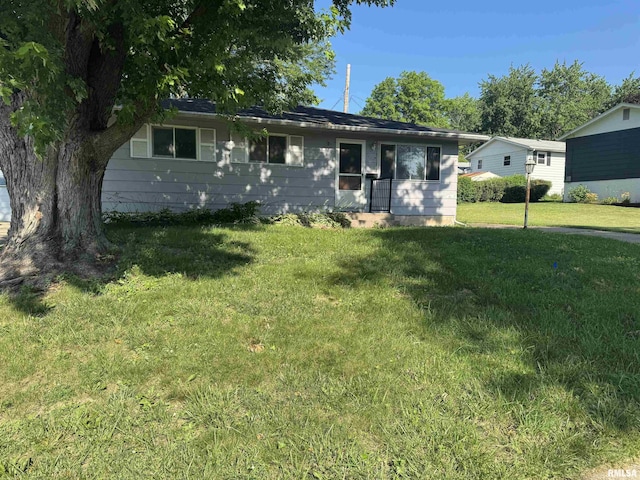 2938 Summit Hills Ct, Bettendorf, IA 52722 - rear view of house featuring a lawn