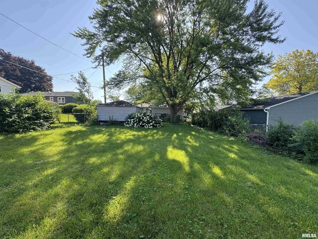 2938 Summit Hills Ct, Bettendorf, IA 52722 - view of yard
