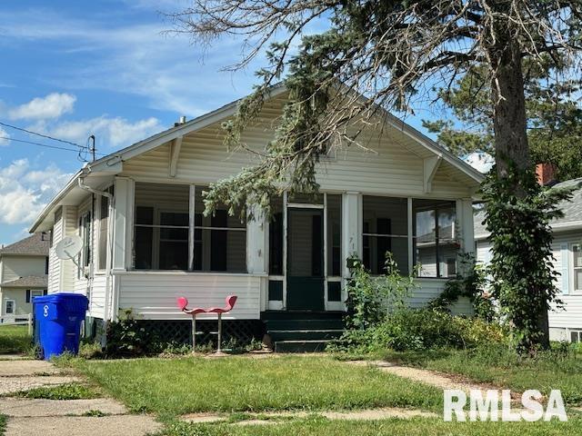 712 Roosevelt Ave, Kewanee, IL 61443 - bungalow-style house with a sunroom and a front lawn