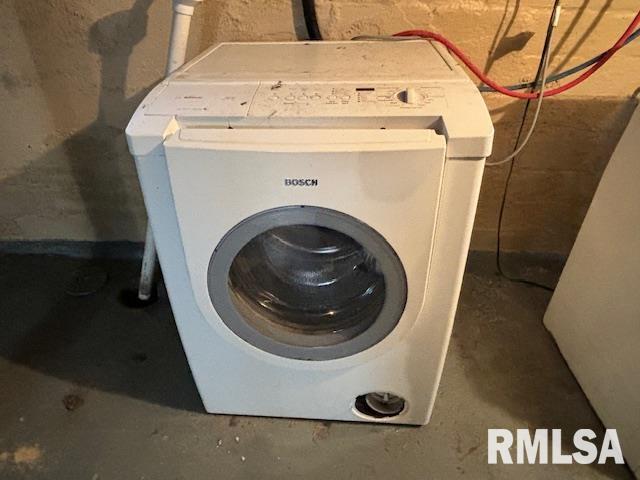712 Roosevelt Ave, Kewanee, IL 61443 - washroom with washer / dryer