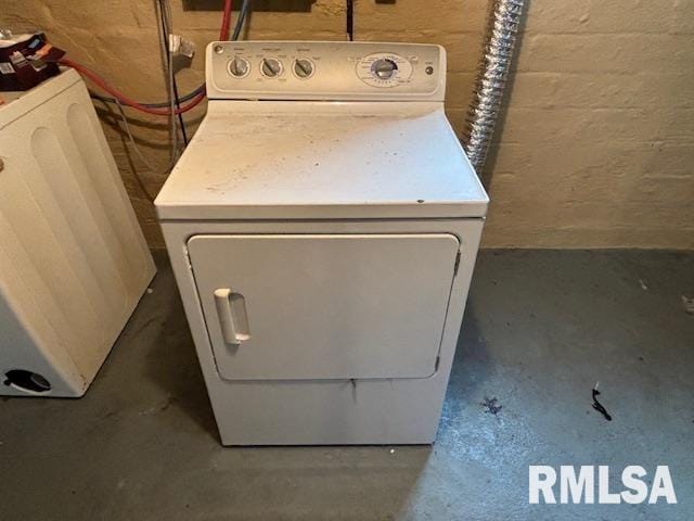 712 Roosevelt Ave, Kewanee, IL 61443 - laundry area with washer and clothes dryer