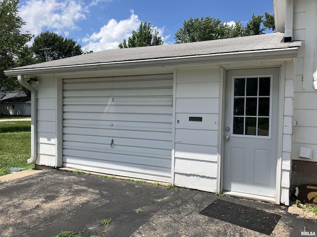 114 S State St, Annawan, IL 61234 - garage with driveway