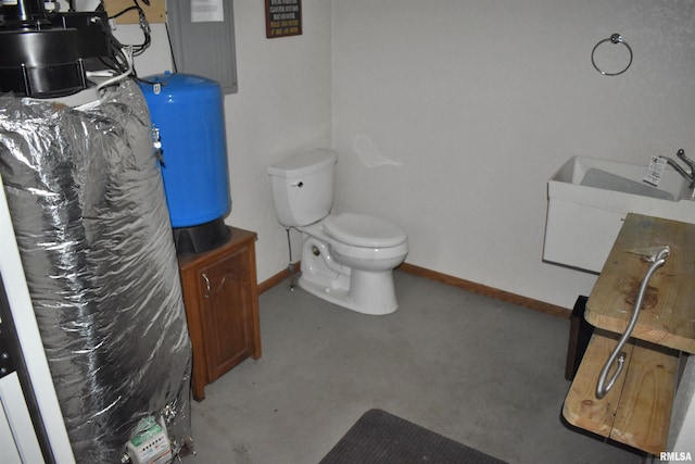 6899 Riverview Rd, Thomson, IL 61285 - bathroom with toilet and baseboards