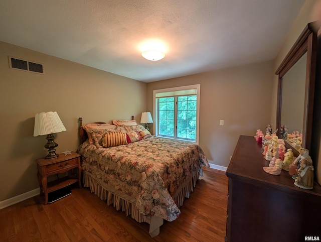 1315 W Wexford Pl, Peoria, IL 61615 - bedroom featuring wood finished floors and baseboards