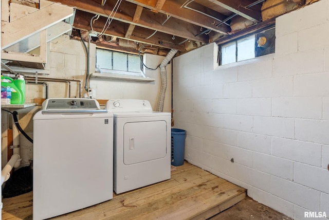 240 15th Ave, East Moline, IL 61244 - laundry area featuring independent washer and dryer